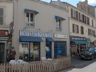 Vue de la rue à l’adresse de Krispy chic’ken restaurant