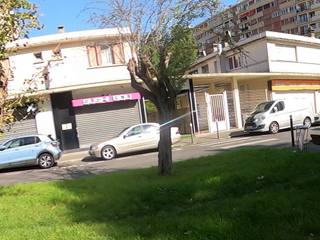 Vue de la rue à l’adresse de Sushi Bou.
