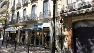 Vue de la rue à l’adresse de Black And White Burger