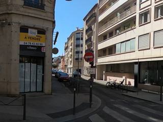 Vue de la rue à l’adresse de Point B