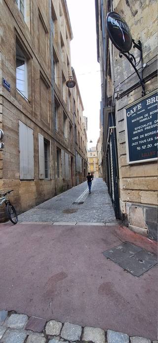 Vue de la rue à l’adresse de Monsieur le Kébabier