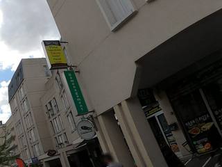 Vue de la rue à l’adresse de Chicken Spot