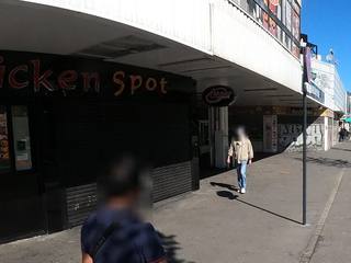 Vue de la rue à l’adresse de Chicken Spot