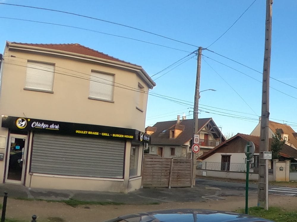 Vue de la rue à l’adresse de O’Chicken Doré