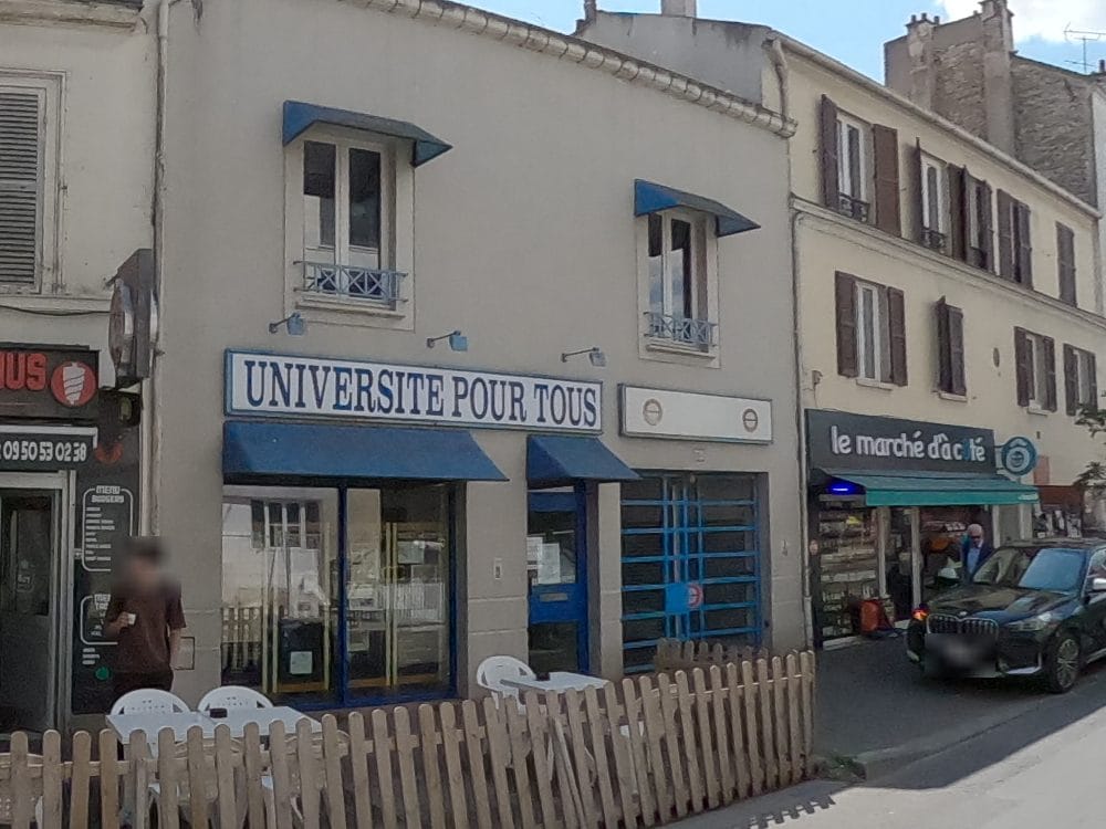 Vue de la rue à l’adresse de Krispy chic’ken restaurant
