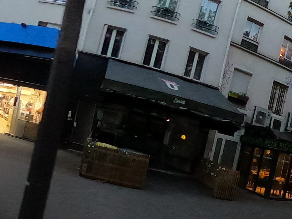 Vue de la rue à l’adresse de Brasao Alesia- Restaurant poulet braisé Paris 14ème
