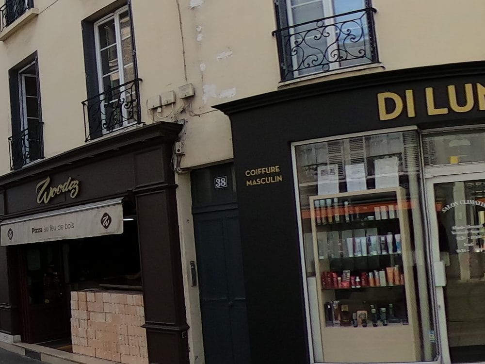 Vue de la rue à l’adresse de Woodiz Versailles pizza au feu de bois