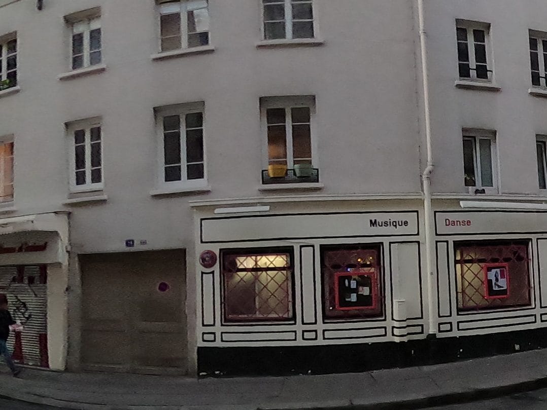 Vue de la rue à l’adresse de La File de Thé