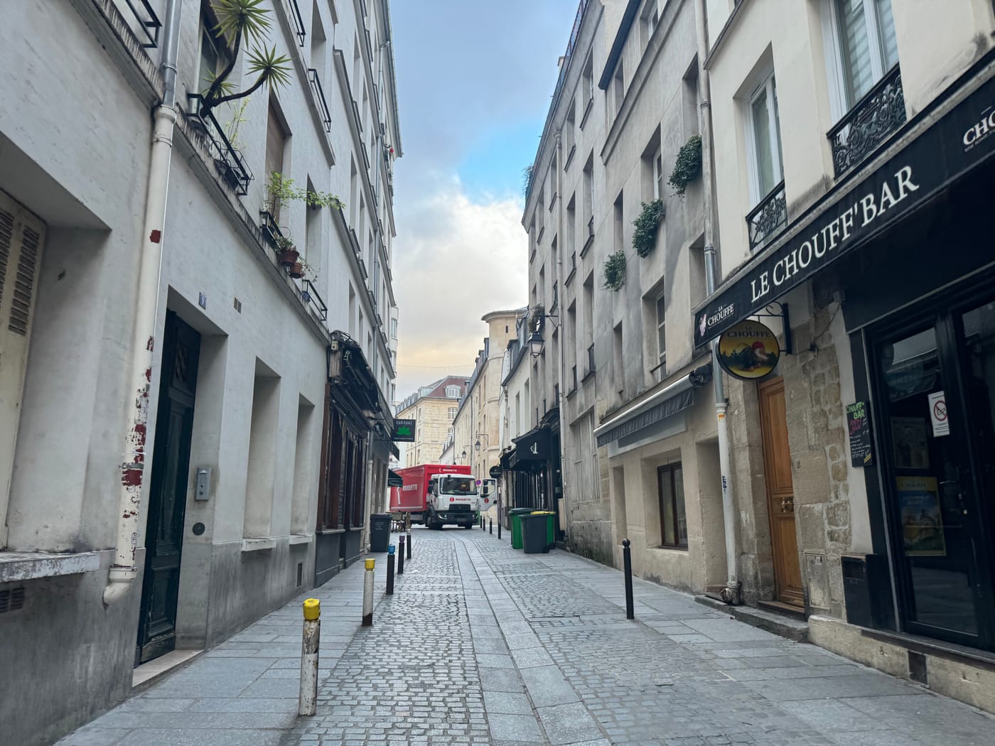 Vue de la rue à l’adresse de Chô Chaï Paris 5 - Thaî Street Food