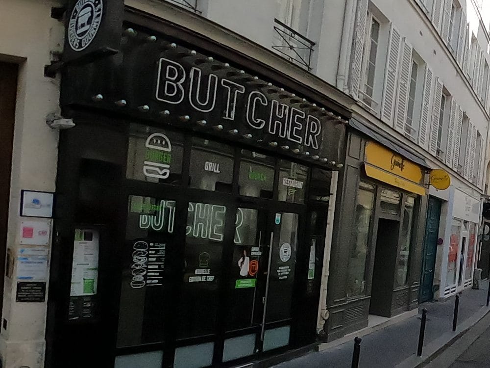 Vue de la rue à l’adresse de Le Butcher paris 9 : restaurant burger halal | restaurant halal