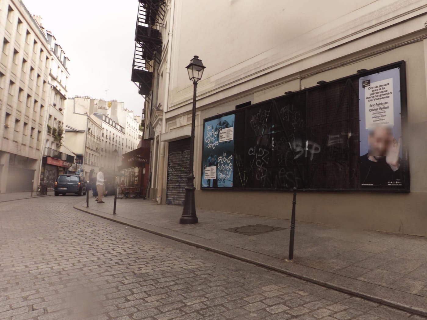 Vue de la rue à l’adresse de bar du theatre "petit zerda"