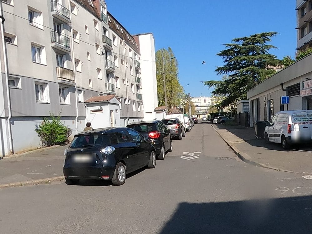 Vue de la rue à l’adresse de pizza Luigi