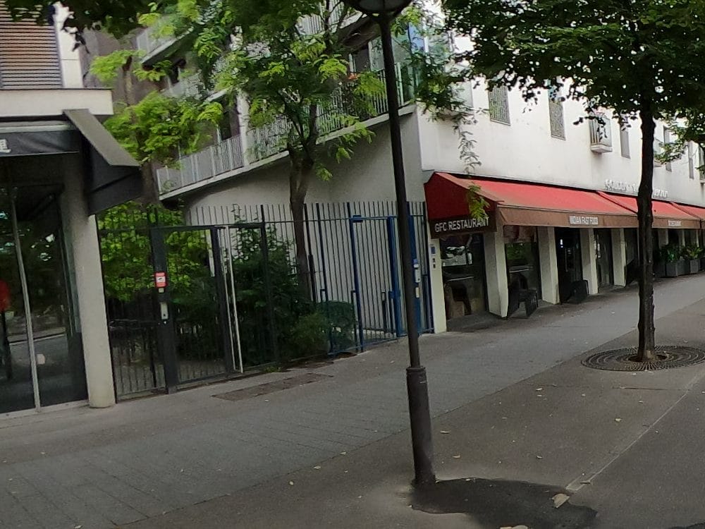Vue de la rue à l’adresse de GFC (Golden Fried Chicken)
