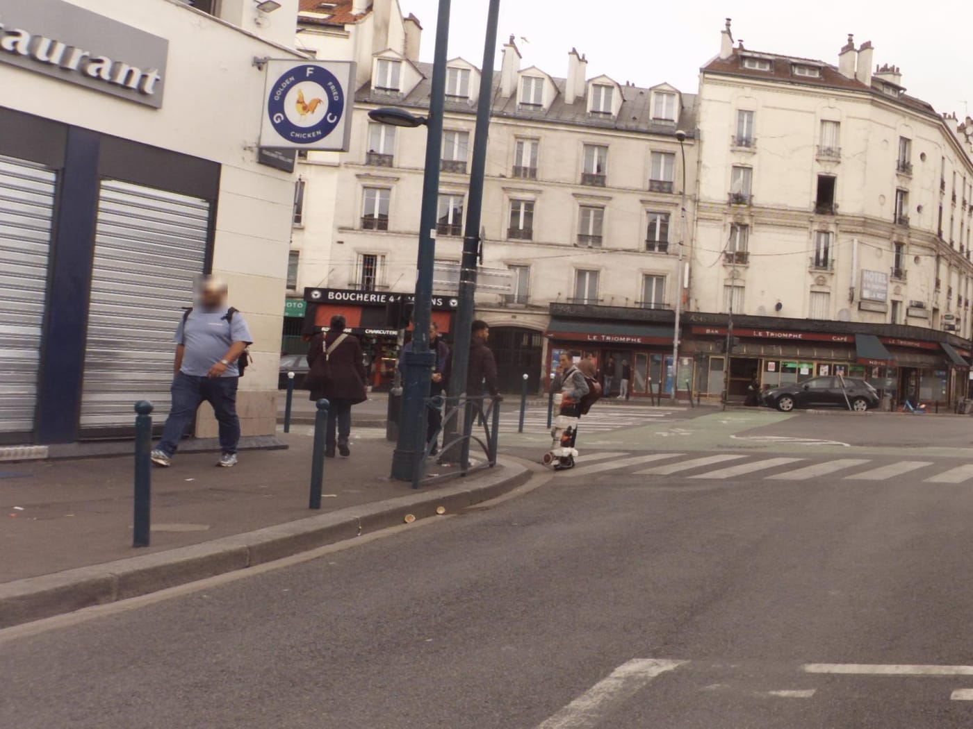 Vue de la rue à l’adresse de Golden Fried Chicken