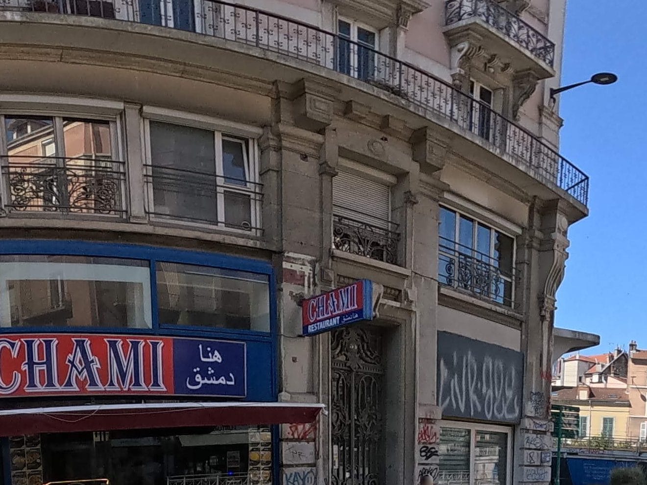 Vue de la rue à l’adresse de Chami