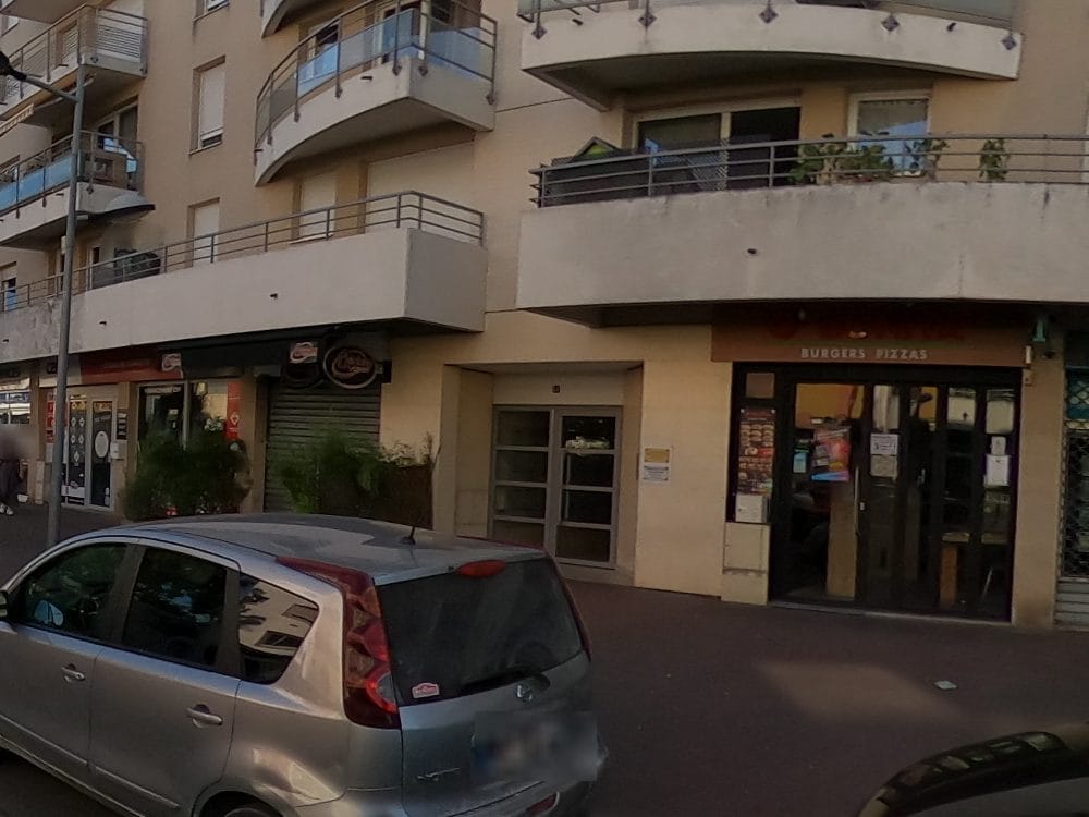 Vue de la rue à l’adresse de Chicken Spot