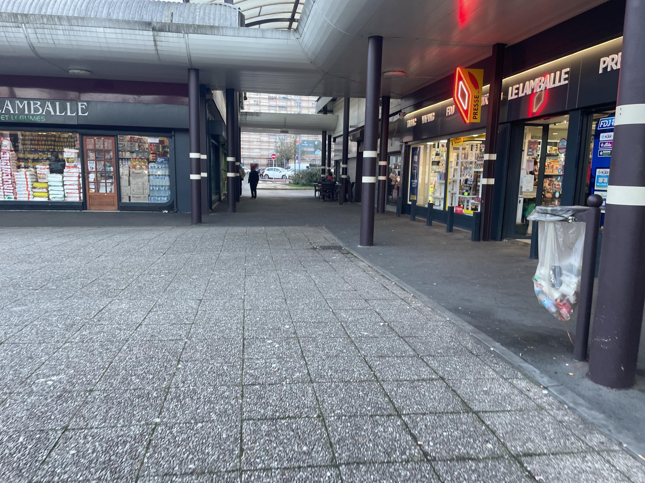 Vue de la rue à l’adresse de Halal market