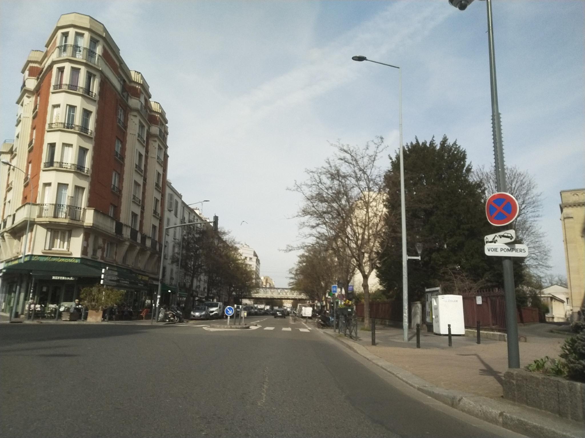 Vue de la rue à l’adresse de McDonald's