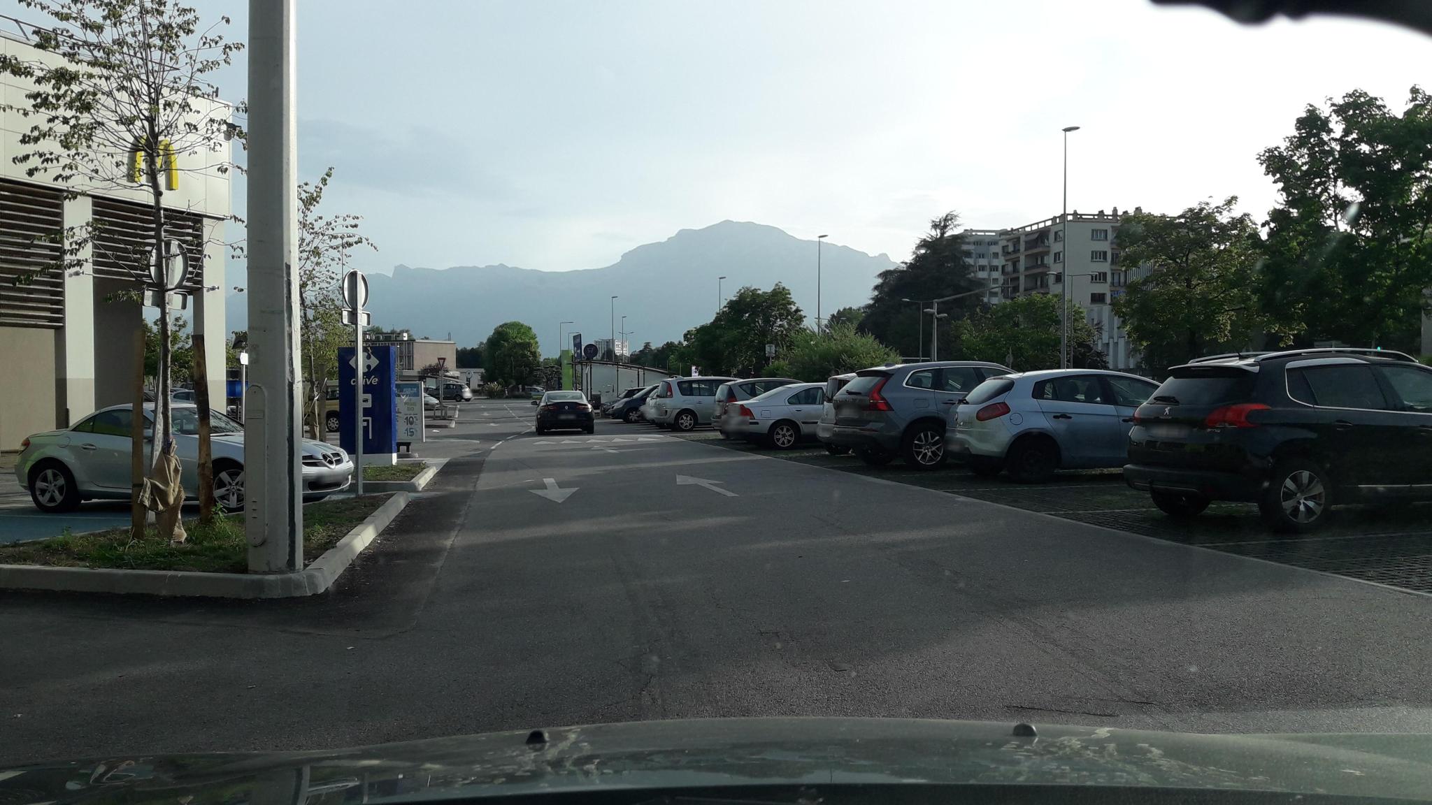 Vue de la rue à l’adresse de McDonald's