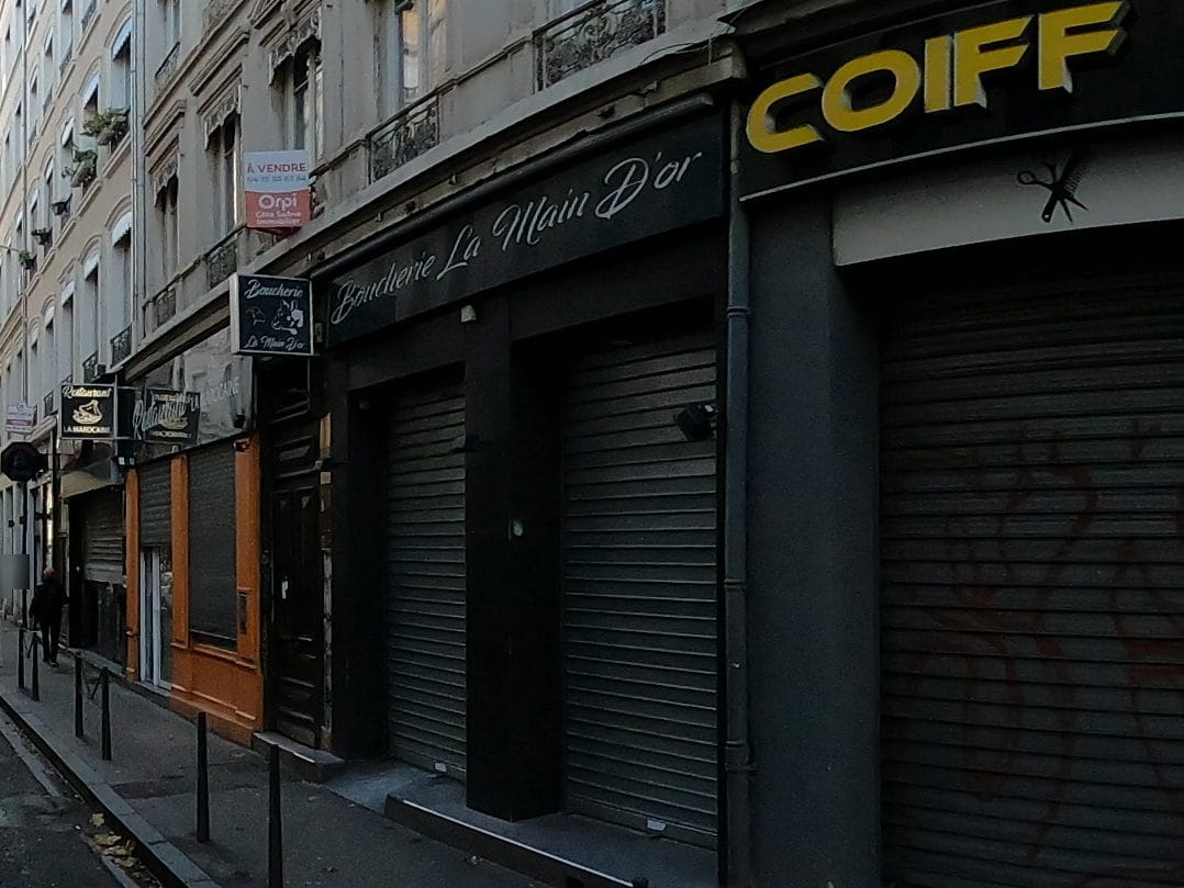 Vue de la rue à l’adresse de La Main d'Or
